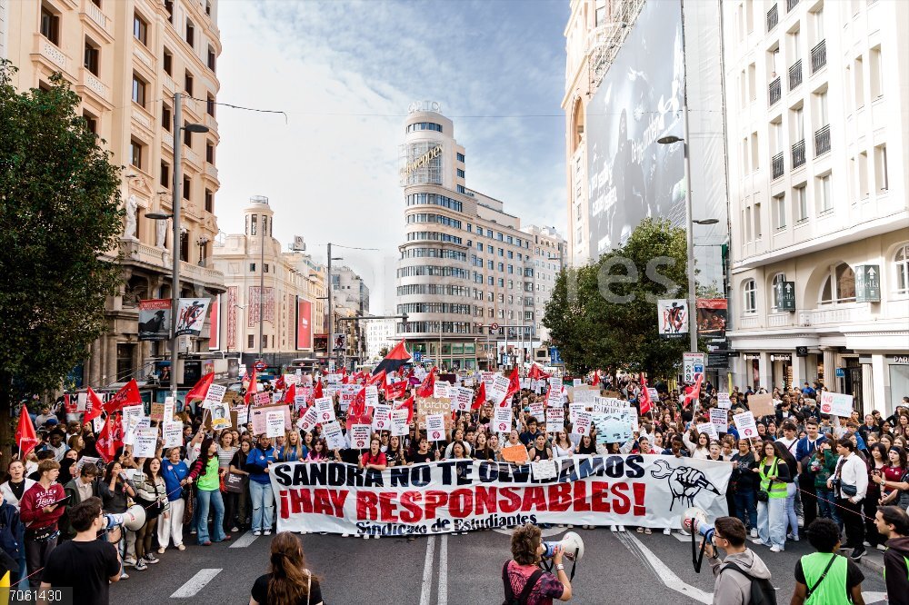Huelga estudiantil convocada contra el bullying y los discursos de odio Varias personas con pancartas en la cabezera, durante una manifestación en Callao y Gran Vía, a 28 de octubre de 2025, en Madrid (España). El Sindicato de Estudiantes ha convocado una huelga general estudiantil este martes contra el bullying y los discursos de odio, tras el caso de Sandra Peña, la menor que se suicidó presuntamente tras sufrir acoso escolar en Sevilla.