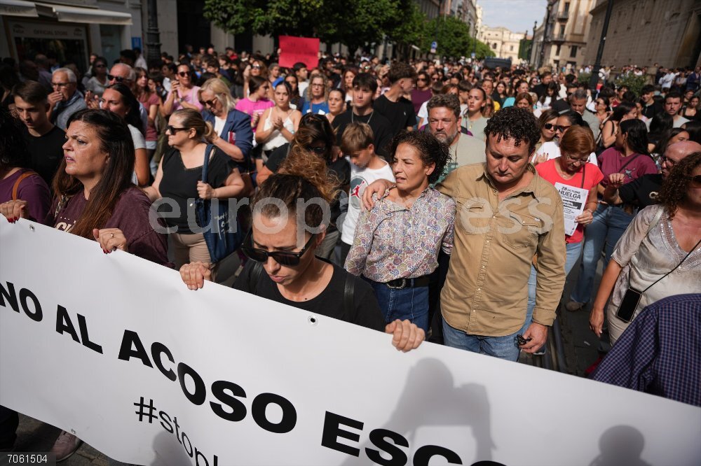 Huelga general estudiantil en solidaridad con Sandra Peña y su familia y contra el bullying y los discursos de odio Los padres de Sandra Peña,(1d;2d) en la huelga general estudiantil en solidaridad con hija y contra el bullying y los discursos de odio. A 28 de octubre de 2025, en Sevilla, (Andalucía, España).El Sindicato de Estudiantes ha convocado una huelga general estudiantil este martes contra el bullying y los discursos de odio, tras el caso de Sandra Peña, la menor que se suicidó presuntamente tras sufrir acoso escolar en Sevilla.