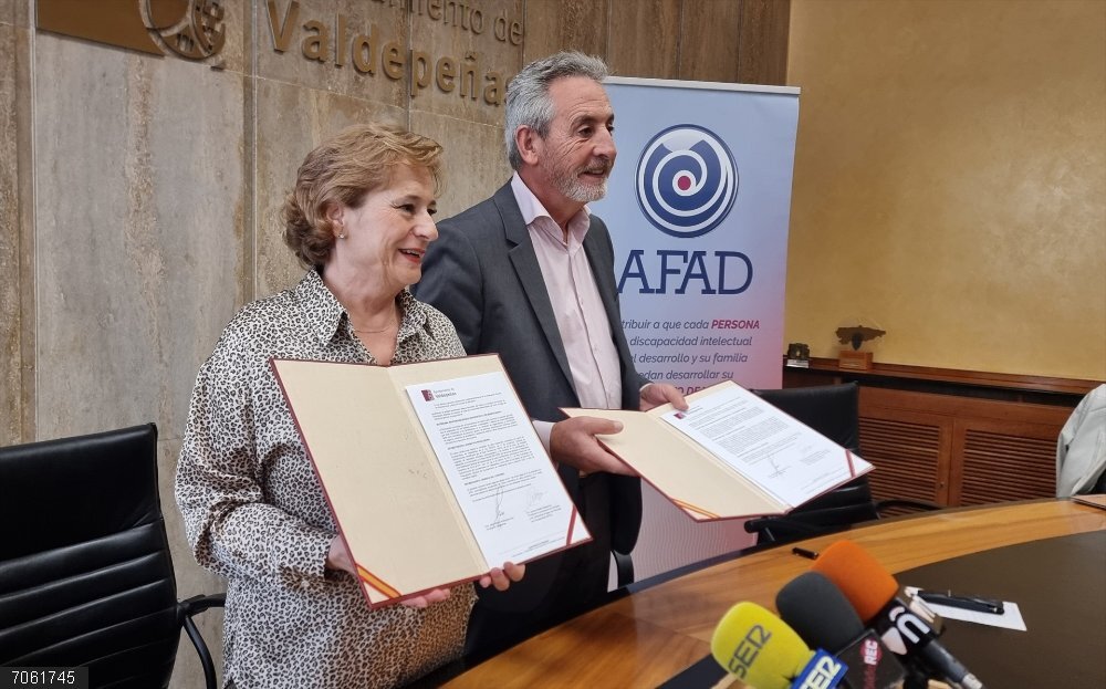 El alcalde de Valdepeñas, Jesús Martín, renueva con AFAD el convenio de colaboración. El alcalde de Valdepeñas, Jesús Martín, renueva con AFAD el convenio de colaboración.