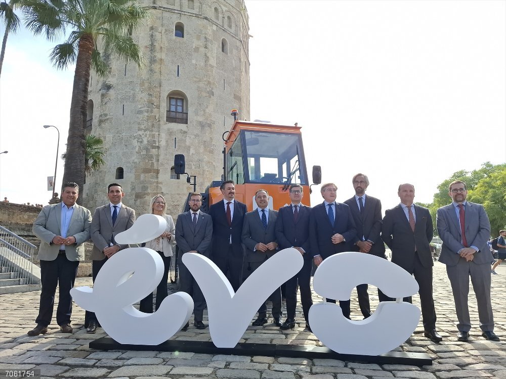 Sevilla.-Puertos.-AndalucíaVerde.-Fabricado en Sevilla un tractor propulsado por hidrógeno para entornos logísticos Foto de familia, junto al tractor propulsado por Hidrógeno fabricado por la firma sevillana EVO.