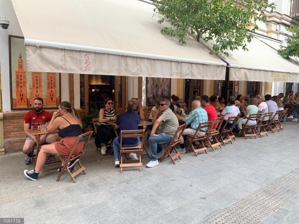 Sevilla.-PSOE pedirá el número de sanciones impuestas por exceso de veladores y advierte de "falta de tramitación" Locales con veladores en Sevilla. Imagen de archivo.