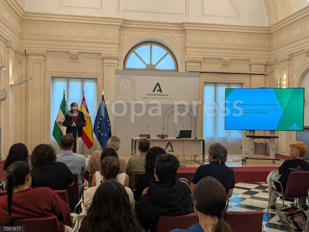 Granada.- Educación.- El IES Miguel de Cervantes, único centro de la provincia que da el ciclo de igualdad de género La delegada territorial de Desarrollo Educativo y Formación Profesional de la Junta en Granada, María José Martín