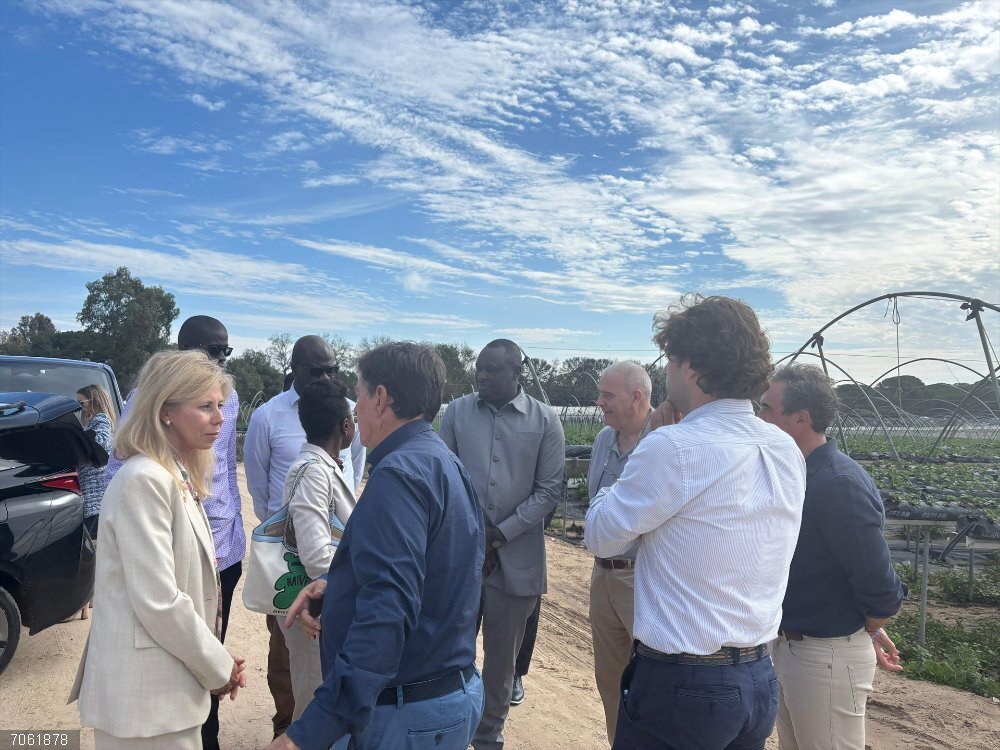 Huelva.- Más de 17.000 trabajadores extranjeros se unirán a principios de año a la campaña agrícola de Huelva La subdelegada del Gobierno en Huelva, María José Rico, visita, junto a autoridades senegalesas, a trabajadores del país africano que ya se han incorporado a la campaña agrícola de Huelva.