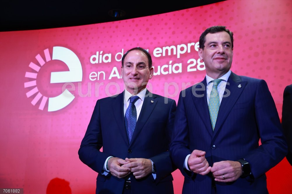 Conmemoración del Día de la Empresa en Andalucía organizado por la Confederación de Empresarios de Andalucía (CEA) El presidente de la CEA, Javier González de Lara (i), y el presidente de la Junta, Juanma Moreno (d), durante el acto institucional del Día de la Empresa en Andalucía, que organiza la Confederación de Empresarios de Andalucía (CEA). A 28 de octubre de 2025, en Sevilla (Andalucía, España). La Confederación de Empresarios de Andalucía (CEA) celebra hoy, 28 de octubre, en su sede la cuarta edición del acto institucional de la Empresa de la comunidad, donde se reconoce el esfuerzo y apuesta de entidades, organizaciones y personas por el desarrollo de la empresa andaluza.
