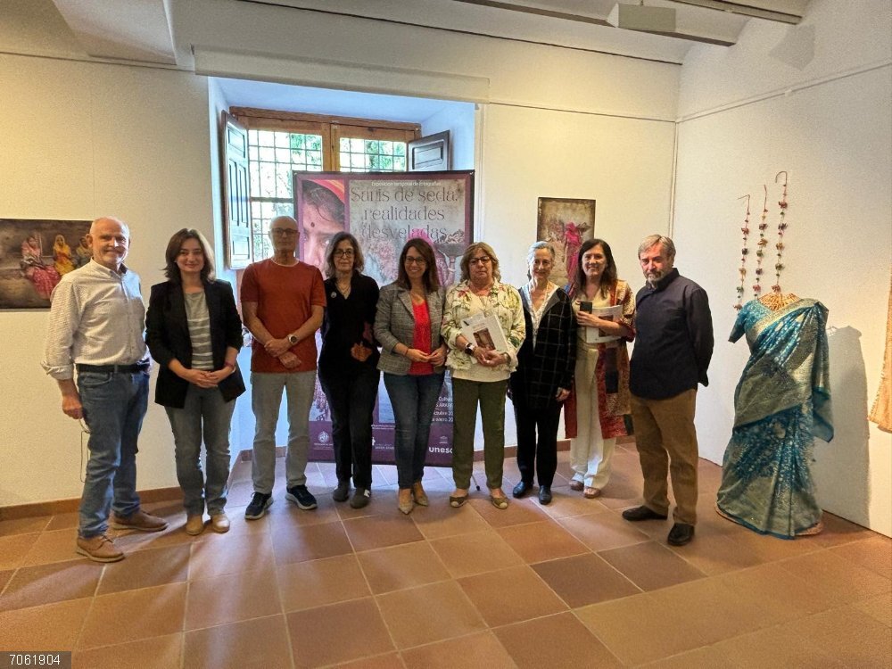 Jaén.- MásJaén.- Una exposición fotográfica muestra la desigualdad que sufren mujeres y niñas en la India Inauguración de la exposición 'Saris de seda, realidades desveladas'
