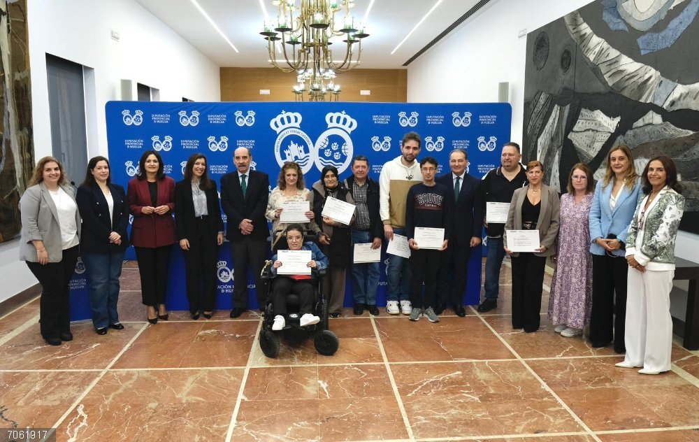 Huelva.- Diputación, la Fundación Atlantic Copper y DKV Integralia renuevan su compromiso con el Hub Diversidad Digital Entrega de los diplomas acreditativos a los alumnos y alumnas de la provincia de Huelva que han participado en el curso 'Alfabetización digital-competencias digitales básicas'.