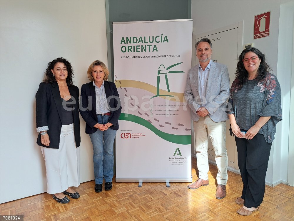 Málaga.- Junta refuerza con 18,9 millones la orientación y el acompañamiento laboral de 60.000 desempleados desde 2022 La delegada territorial de Empleo, Empresa y Trabajo Autónomo en Málaga, Carmen Sánchez Sierra, durante una visita al Centro Integral de Personas Sordas de Málaga