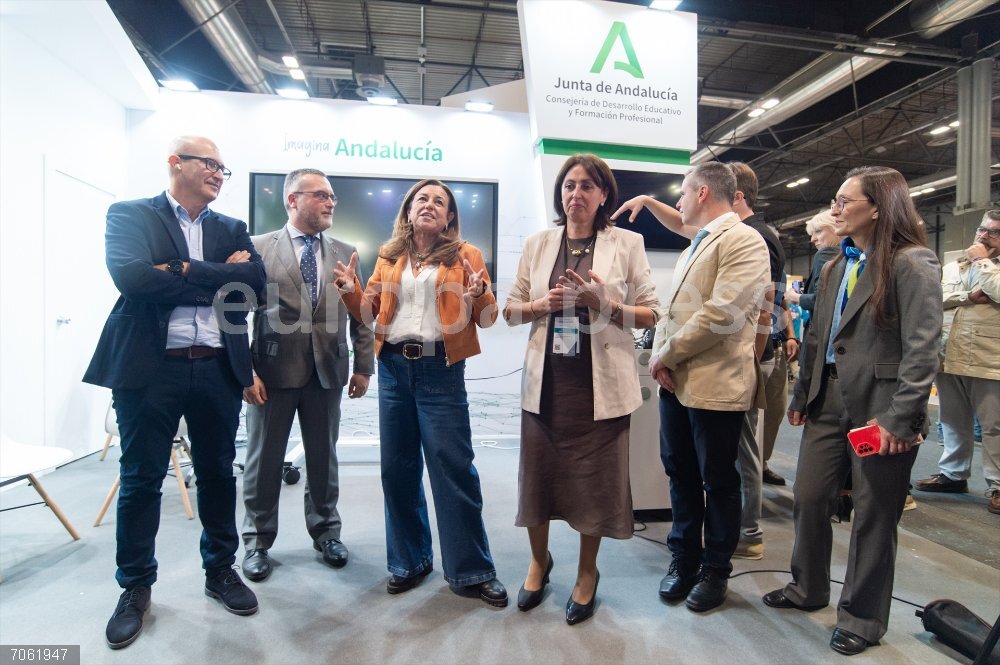Andalucía presenta modelos de digitalización y proyectos IA en Educación en ‘SIMO Educación 2025’ La consejera de Desarrollo Educativo y Formación Profesional de la Junta de Andalucía, María del Carmen Castillo (3i), participa, en el Salón Internacional de Tecnología e Innovación Educativa (SIMO Educación 2025) que se celebra en Madrid. A 28 de octubre de 2025, en Madrid (España). La Junta de Andalucía presenta en el Salón Internacional de Tecnología e Innovación Educativa (SIMO Educación 2025), que se celebra del 28 al 30 de octubre en el IFEMA de Madrid, su modelo de digitalización en las aulas y apuesta clara por proyectos que aplican la IA en materia educativa. El evento está centrado en la innovación tecnológica aplicada a la educación.