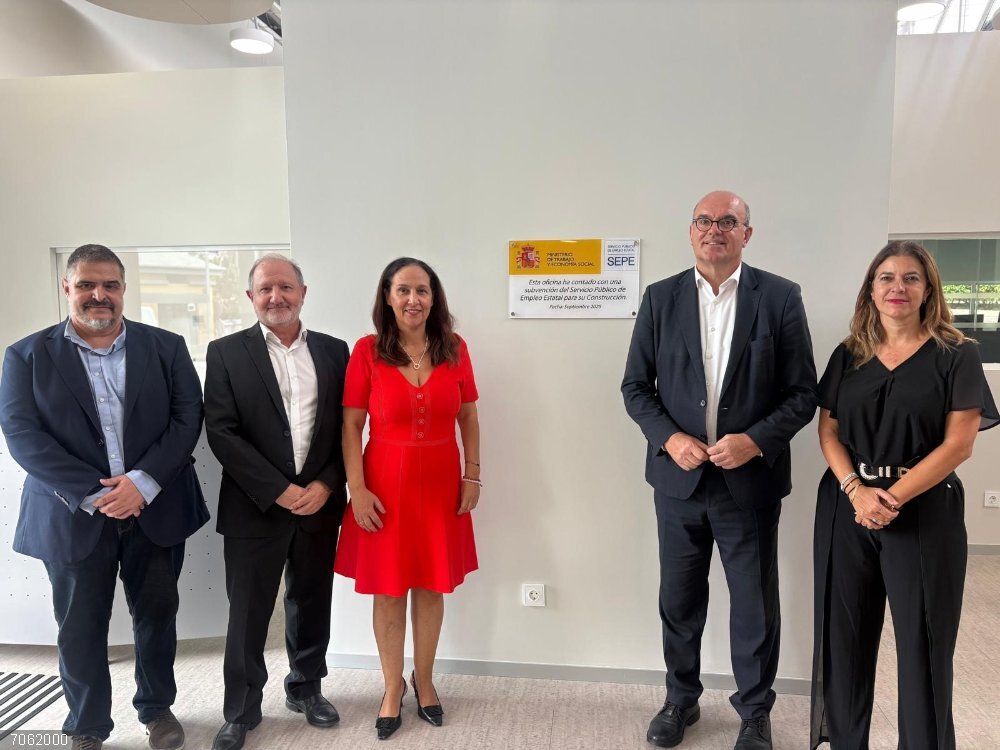 Las Palmas de Gran Canaria estrena una nueva Oficina de Empleo en Ciudad Alta El delegado del Gobierno en Canarias, Anselmo Pestana; el director provincial del SEPE, Pedro Duarte; y la viceconsejera de Empleo, Isabel León, entre otros, en la inauguración de la nueva Oficina de Empleo