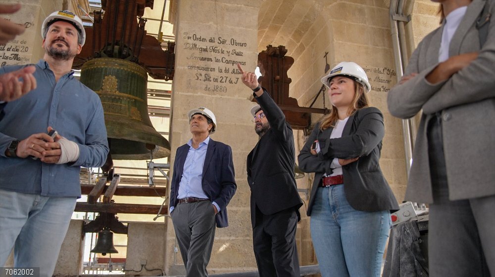 Fernández cifra en 180 millones la financiación del Gobierno a la conservación del patrimonio histórico en Andalucía Visita a la intervención en la torre de la catedral de Granada.