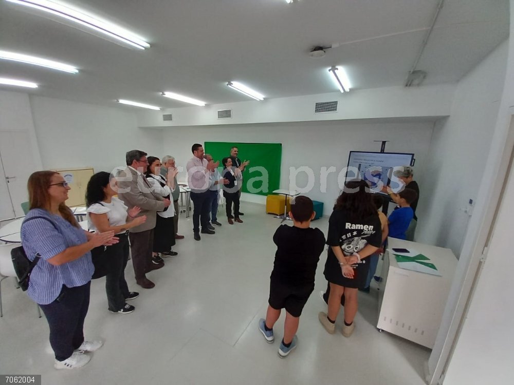 Cádiz.-Educación.- El CEIP Tomasa Pinilla de Guadalcacín es premiado por su proyecto 'Apaga las luces que me derrito' El delegado de Desarrollo Educativo, José Ángel Aparicio, en el CEIP Tomasa Pinilla de Guadalcacín.