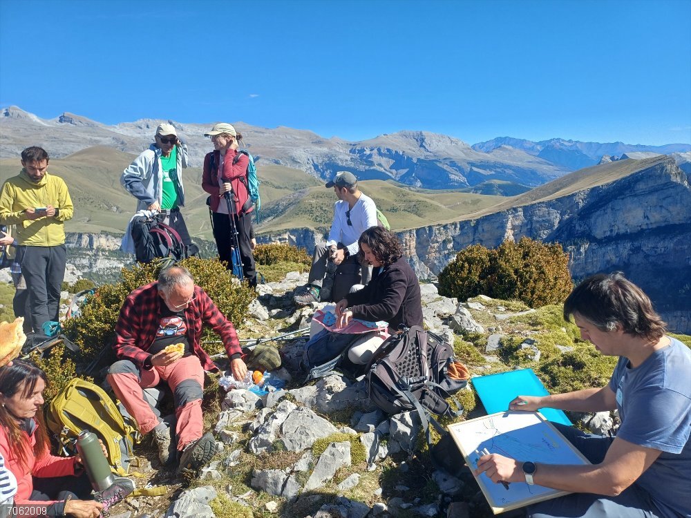 El Geoparque de Sobrarbe-Pirineos invita a recorrer el otoño con mirada  geológica Tres salidas guiadas por geólogos invitan a descubrir la historia y el paisaje del Pirineo a través de sus formaciones rocosas.