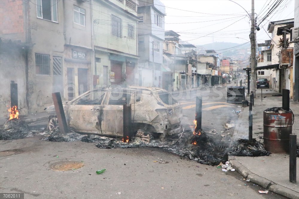 Police operation in Rio de Janeiro 28 October 2025, Brazil, Rio De Janeiro: A burning car blocks a road in Rio de Janeiro as police carry out a large-scale operation in the Alemao favelas and the Penha district in the north of the city. Several suspected gang members were arrested. Photo: Jose Lucena/TheNEWS2 via ZUMA Press Wire/dpa