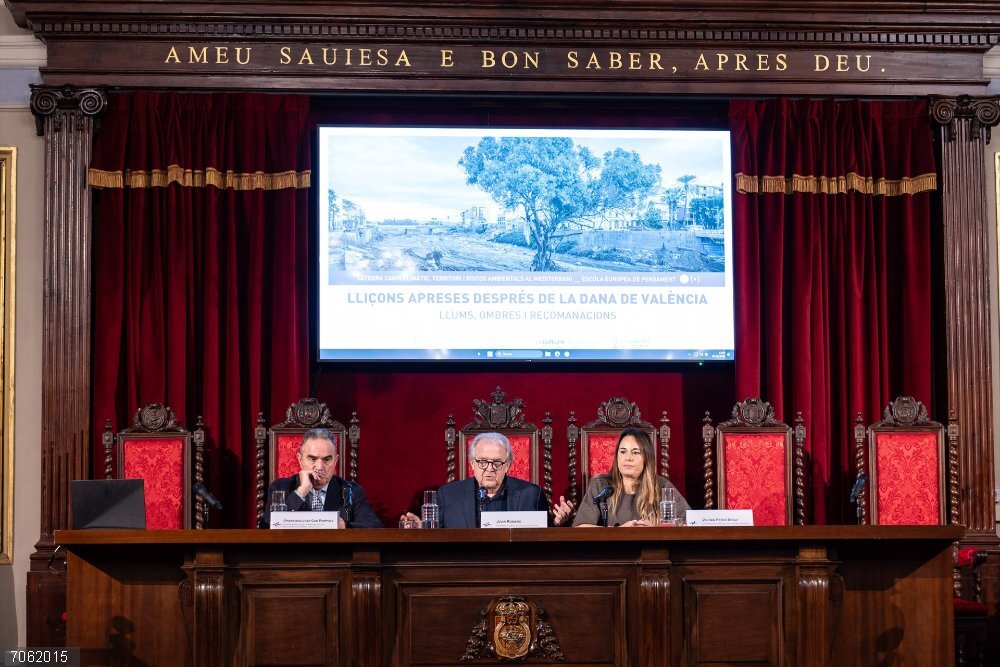 El vicepresidente segundo de la Generalitat, Francisco José Gan Pampols, y la comisionada del Gobierno para la Reconstrucción, Zulima Pérez, en el seminario 'Lecciones aprendidas tras la dana de València: luces, sombras y recomendaciones' de la UV El vicepresidente segundo de la Generalitat, Francisco José Gan Pampols, y la comisionada del Gobierno para la Reconstrucción, Zulima Pérez, en el seminario 'Lecciones aprendidas tras la dana de València: luces, sombras y recomendaciones' de la UV
