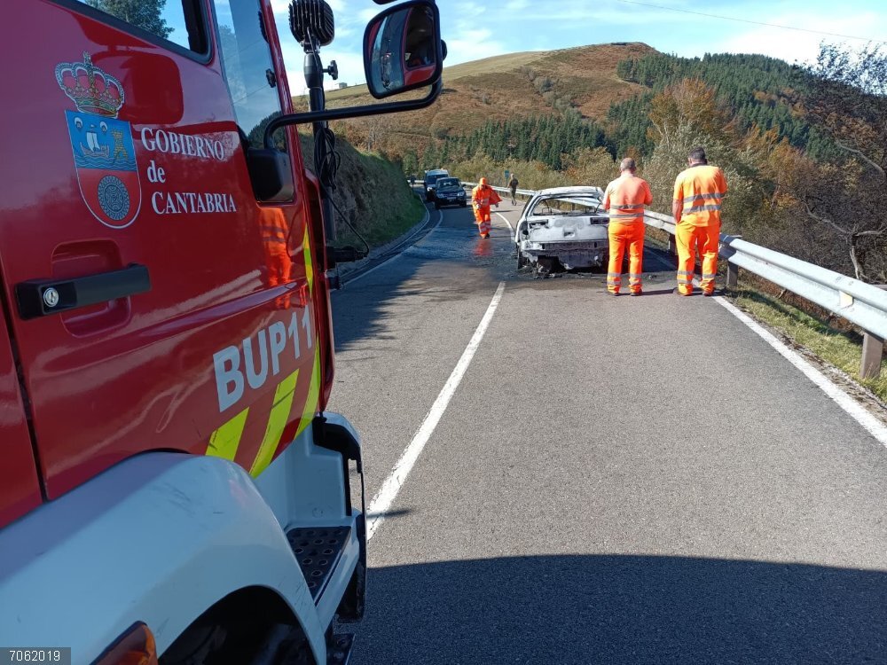 Calcinado un vehículo tras incendiarse en una carretera en Soba Calcinado un vehículo tras incendiarse en una carretera en Soba