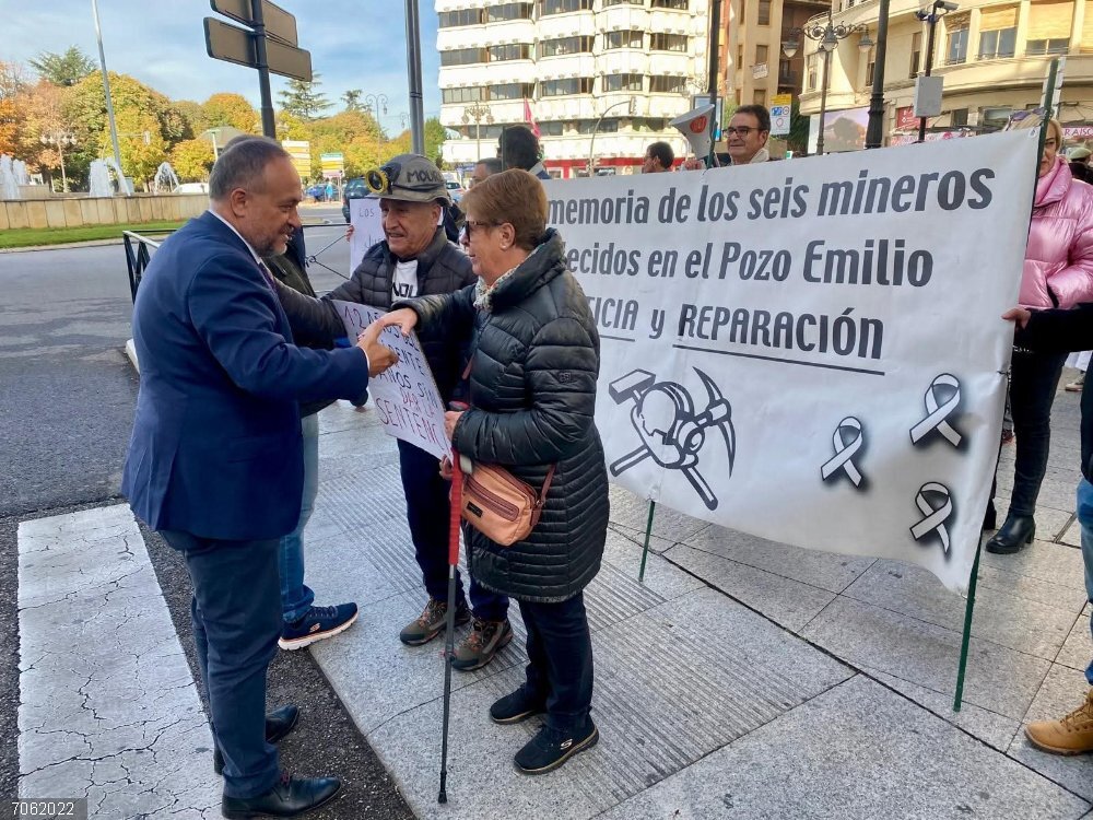 Familiares de los mineros fallecidos en Santa Lucía (León) en 2013 en el acto protagonizado este viernes en León capital al cumplirse 12 años del suceso, junto al presidente de la Diputación de León, Gerardo Álvarez Courel Familiares de los mineros fallecidos en Santa Lucía (León) en 2013 en el acto protagonizado este viernes en León capital al cumplirse 12 años del suceso, junto al presidente de la Diputación de León, Gerardo Álvarez Courel