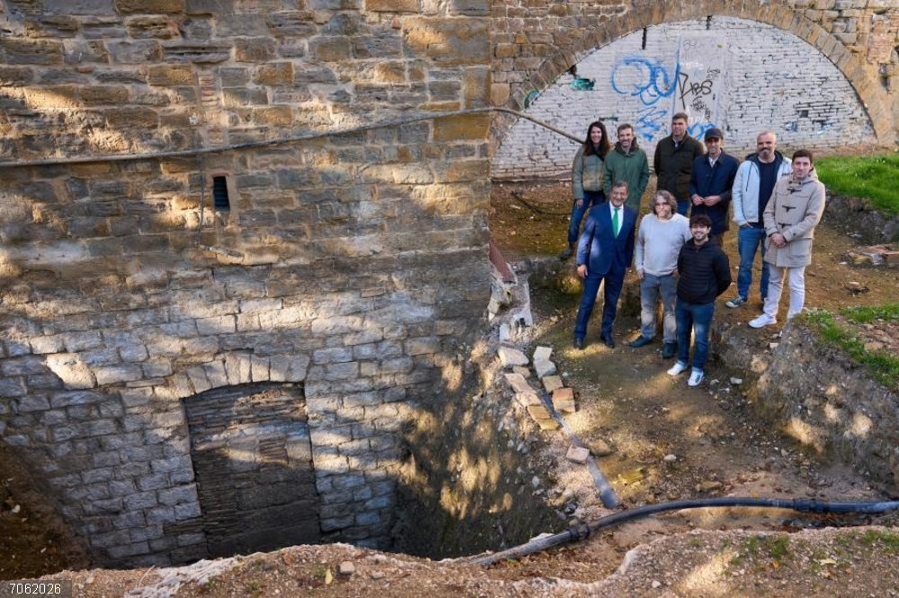 Parlamentarios forales visitan la 'Puerta de los Canónigos' Parlamentarios forales visitan la 'Puerta de los Canónigos'