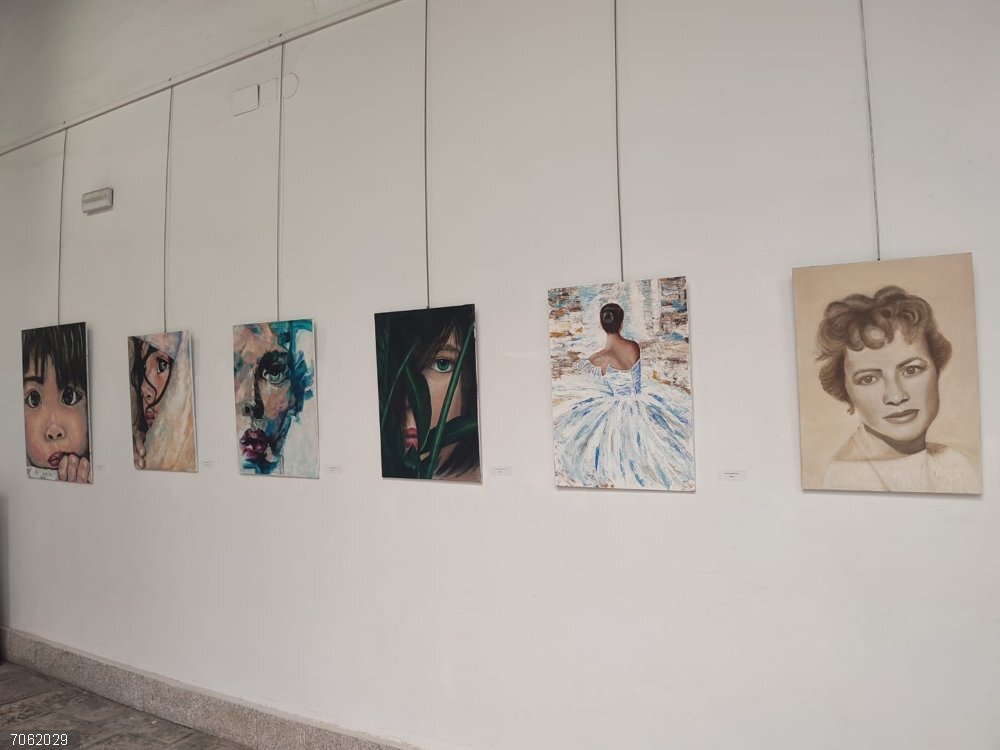 Una muestra colectiva en el complejo Santa María de Plasencia hace homenaje a la fuerza expresiva del rostro humano Muestra 'Miradas que persiten', que se puede visitar en el complejo cultural Santa María de Plasencia hasta el 30 de noviembre