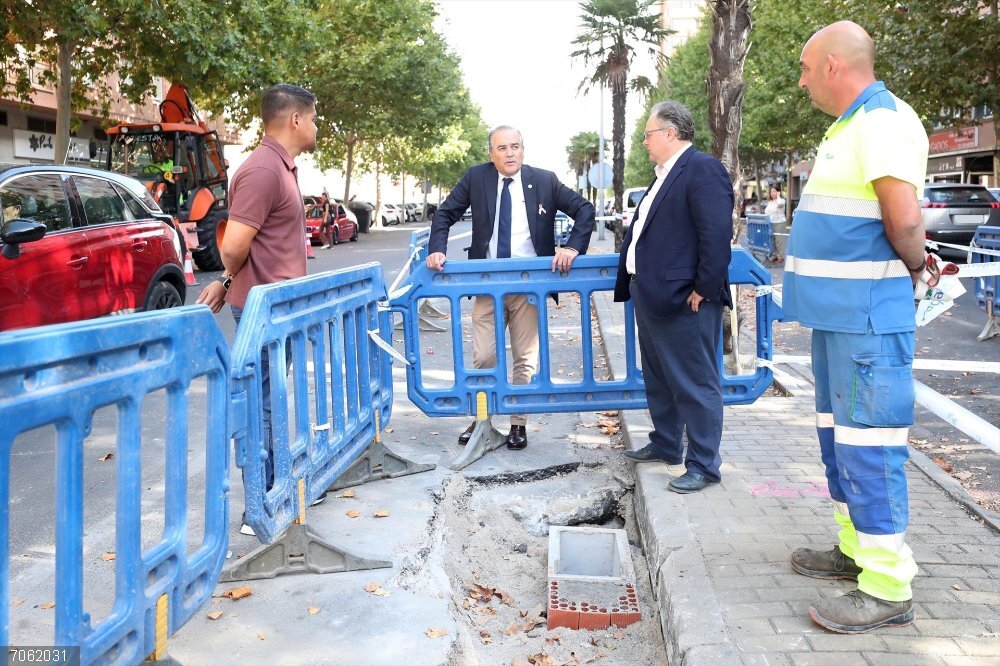 Gregorio revisa la instalación de nuevos imbornales para evitar encharcamientos en Talavera Gregorio revisa la instalación de nuevos imbornales para evitar encharcamientos.