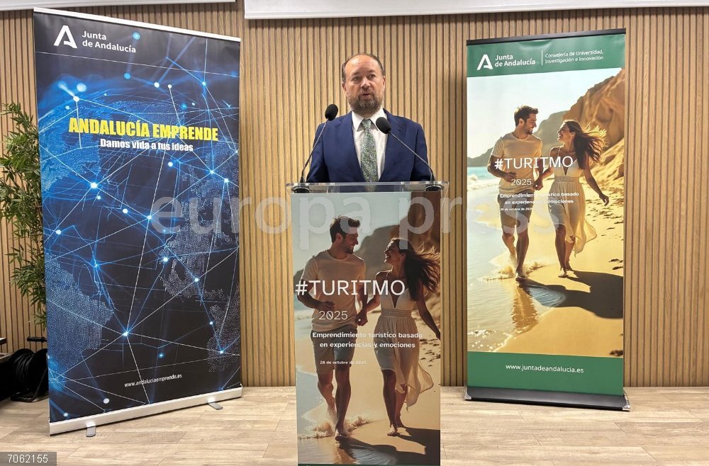 La Junta destaca el "pujante sentimiento emprendedor" andaluz y su apoyo con formación, infraestructuras e incentivos El secretario general de Universidades de la Junta de Andalucía, Ramón Herrera, durante la inauguración de la jornada ‘Turitmo: Emprendimiento turístico basado en experiencias y emociones’ en la Cámara de Comercio de Almería.