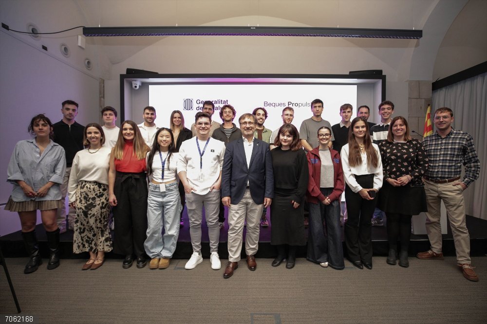 Las becas Propulsió de la Generalitat impulsan a 40 creadores de contenido en catalán en las redes El conseller Vila con los ganadores de las Beques Propulsió 2024