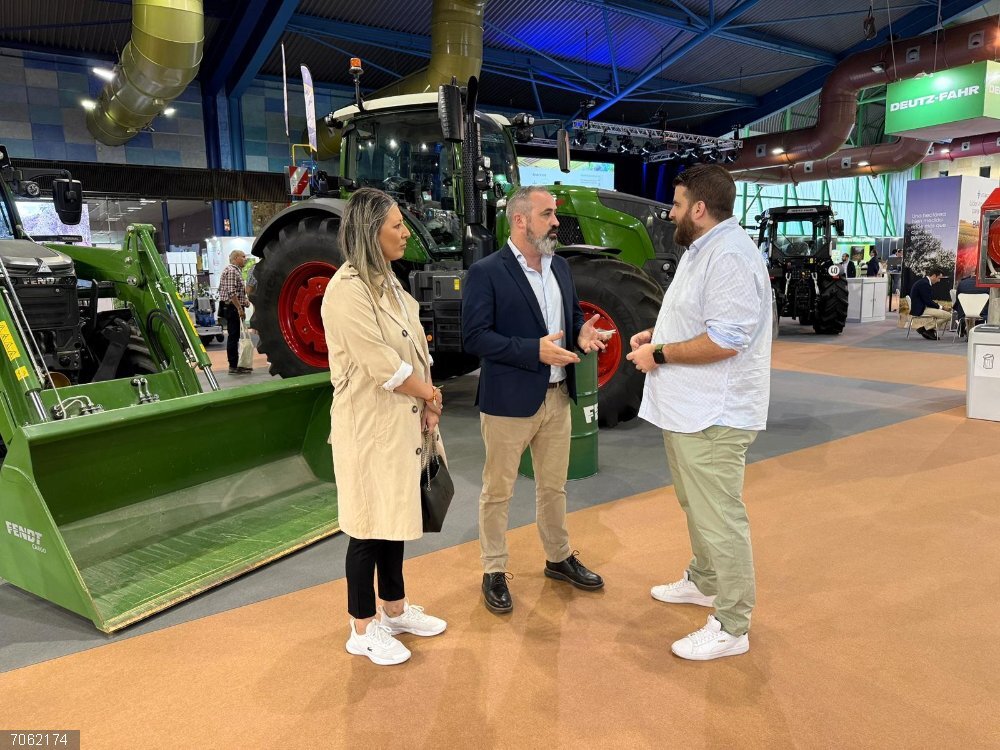 Málaga.- Vox pide "acabar con los proyectos eólicos y fotovoltaicos que perjudican al sector agrícola" El portavoz de Vox en la Diputación de Málaga, Antonio Luna, acompañado de Luis Miguel Rivas, portavoz del grupo municipal Vox Coín (Málaga) en Expo AgriTech