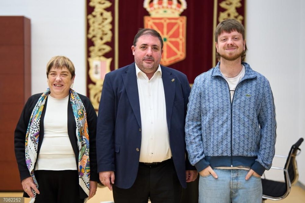 Hualde se reúne con representantes de la Comisión Ciudadana Antisida de Navarra El presidente del Parlamento de Navarra, Unai Hualde, junto a Asunción Roldán y Jon Uranga, representantes de la Comisión Ciudadana Antisida de Navarra