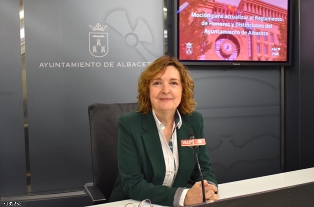 PSOE propone actualizar el Reglamento de Honores y Distinciones de Albacete para reforzar la transparencia La edil socialista María José López
