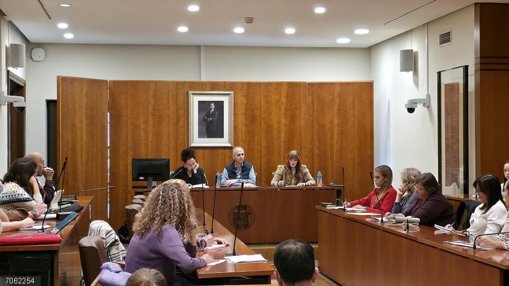 Avilés.- El alumnado matriculado en los centros educativos de Avilés asciende a 12.062 Pleno del Consejo Escolar de Avilés