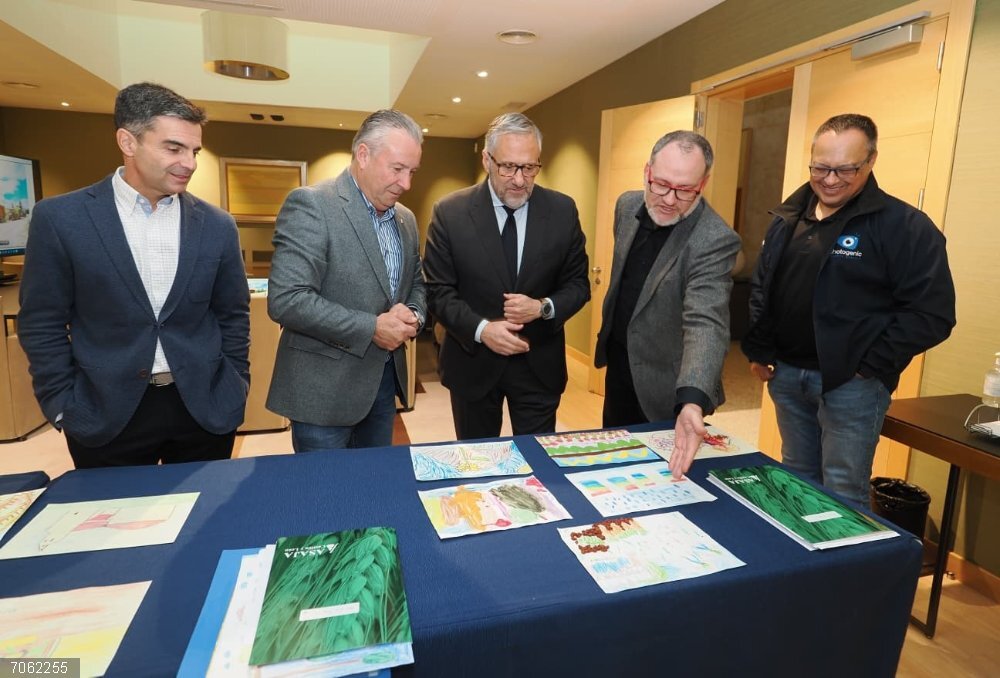 Asaja falla los premios infantil de pintura y fotografía juvenil, a los que se han presentado más de 250 trabajos Jurado de los concursos de pintura y fotografía de Asaja.