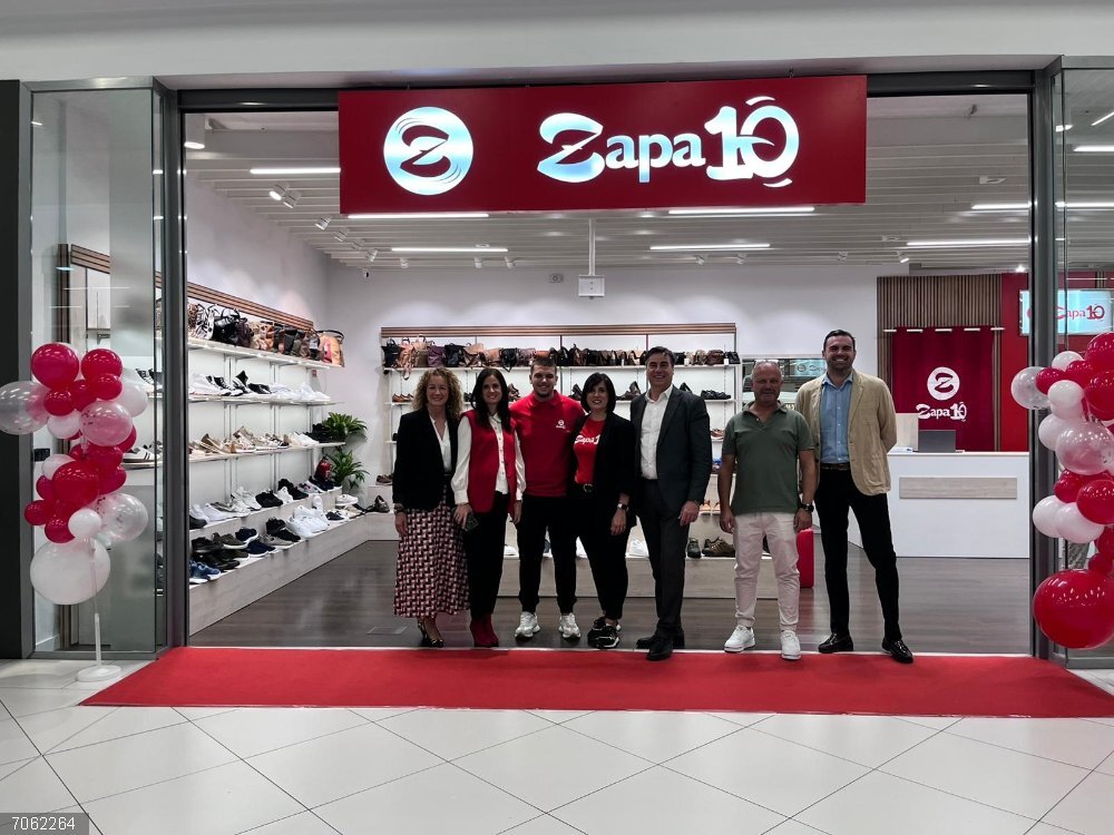 Córdoba.- El centro comercial La Sierra ya cuenta con una tienda Zapa10 Foto de la apertura de la nueva tienda.