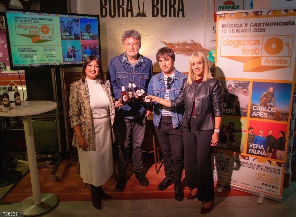 Granada.- Lori Meyers estarán en el Degusta Fest Armilla el próximo mayo Desde la izquierda, la alcaldesa de Armilla, Loli Cañavate, el director de Proexa, Pepe Rodríguez, el músico Alejandro Méndez y la consejera delegada de Fermasa, Manuela Bertos