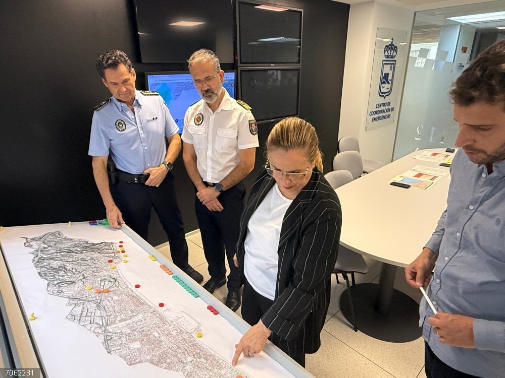Málaga.- Fuengirola refuerza coordinación ante la temporada de lluvias con nuevas herramientas y planificación avanzada La alcaldesa de Fuengirola realiza indicaciones en el mapa de la ciudad ante la mirada del concejal de Seguridad Ciudadana y los responsables de Policía Local y Bomberos