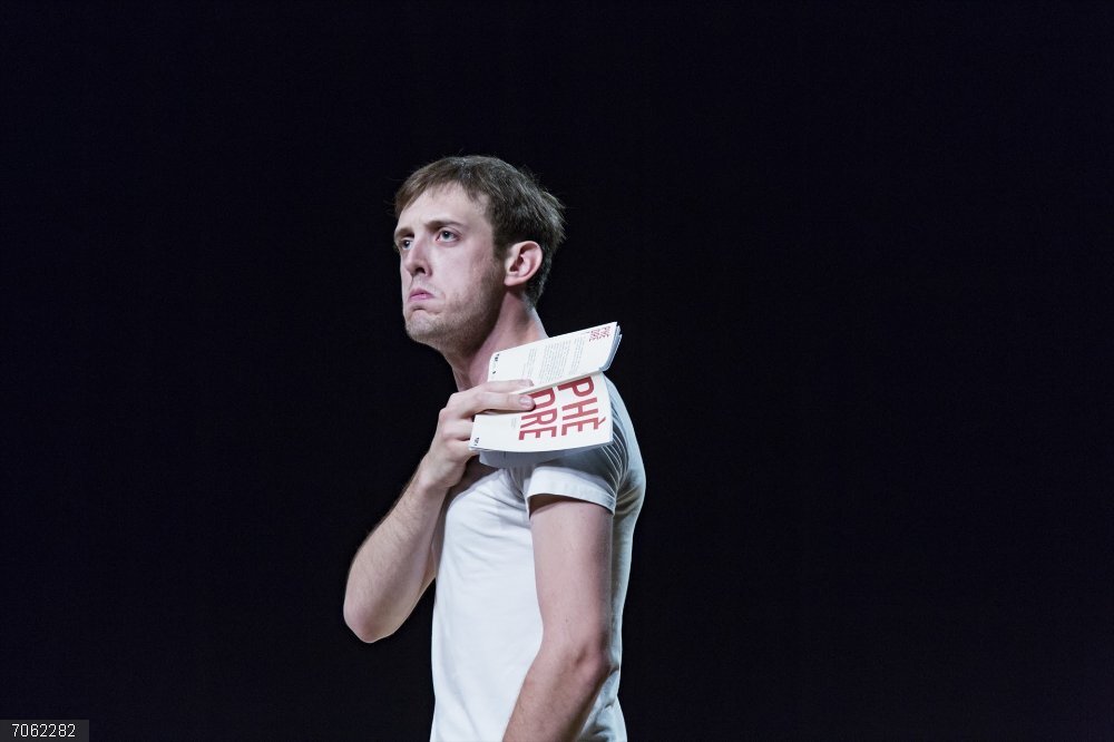 El Teatre La Biblioteca de Barcelona acoge el estreno español de 'Phèdre!' de François Gremaud Fragmento de 'Phèdre!'.