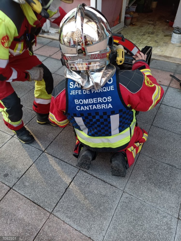 Bomberos extinguen un incendio en la cocina de una vivienda en Laredo Bomberos extinguen un incendio en la cocina de una vivienda en Laredo