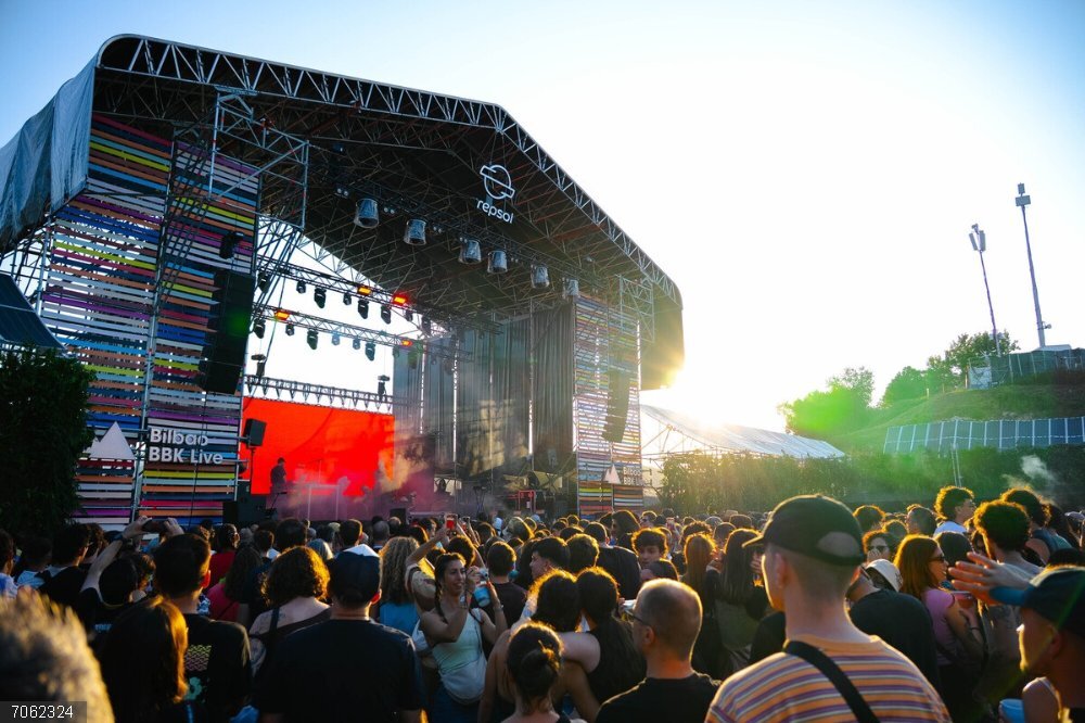 Deusto analiza la experiencia del escenario de Repsol en BBK Live por su aplicación práctica de soluciones renovables Escenario de Repsol en BBK Live