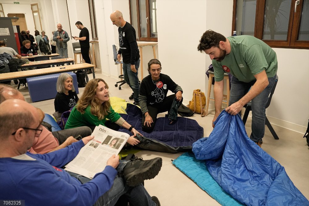 Docentes en huelga se encierran en centros educativos gallegos para "visibilizar su conflicto laboral y social" Docentes en huelga en el IES Valle Inclán de Pontevedra.
