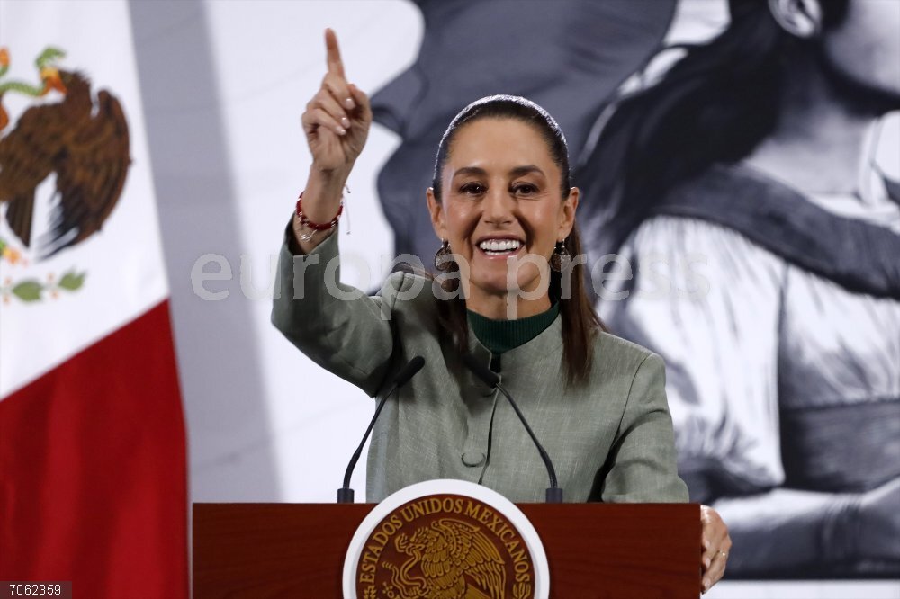 Mexican President Claudia Sheinbaum press conference 28 October 2025, Mexico, Mexico City: Mexican President Claudia Sheinbaum Pardo speaks during a briefing about the "A High School Close to Your Home" program promoted by the Ministry of Public Education at the National Palace. Photo: Luis Barron/eyepix via ZUMA Press Wire/dpa