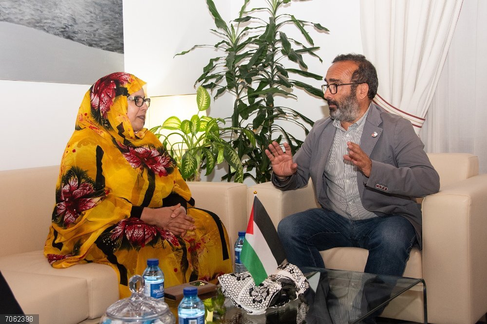 Diputación de Cáceres anuncia 35.000 euros para el programa 'Vacaciones en paz' tras recibir a una delegación saharahui El presidente de la Diputación provincial, Miguel Ángel Morales, ha mantenido una reunión protocolaria con la ministra de Cooperación del Gobierno de la República Árabe Saharaui Democrática (RASD), Fatma Mehdi.