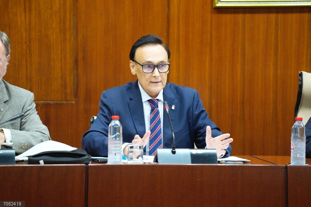 Villamandos defiende la "liquidez" y el "liderazgo" de Andalucía en financiación universitaria El consejero de Universidad, Investigación e Innovación, José Carlos Gómez Villamandos, en comisión parlamentaria.