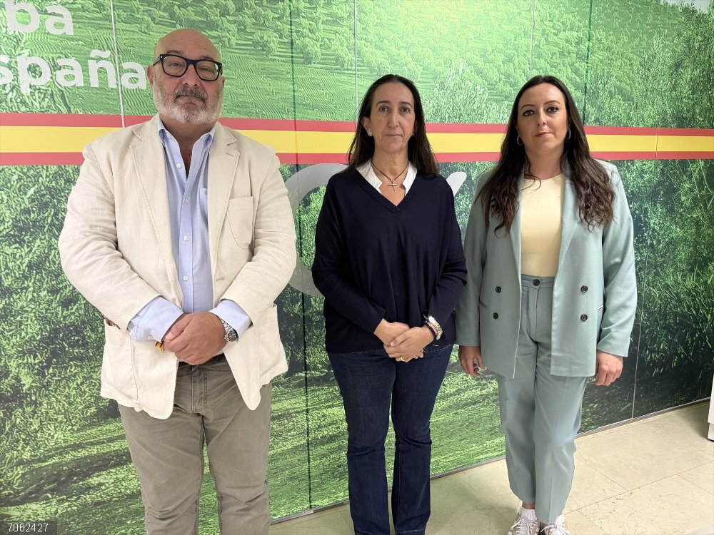 Córdoba.- Vox propone una rebaja fiscal integral para "facilitar el acceso a vivienda y aliviar carga de las familias" La presidenta de Vox Córdoba, Paula Badanelli, acompañada de la concejal Marta León y del parlamentario autonómico Alejandro Hernández.