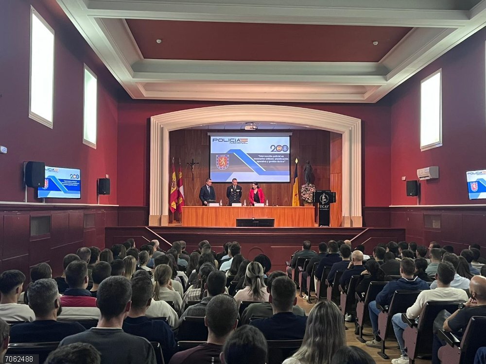 Inauguración de las I Jornadas Sobre Experiencias Multisectoriales en la Gestión de Crisis . Inauguración de las I Jornadas Sobre Experiencias Multisectoriales en la Gestión de Crisis .