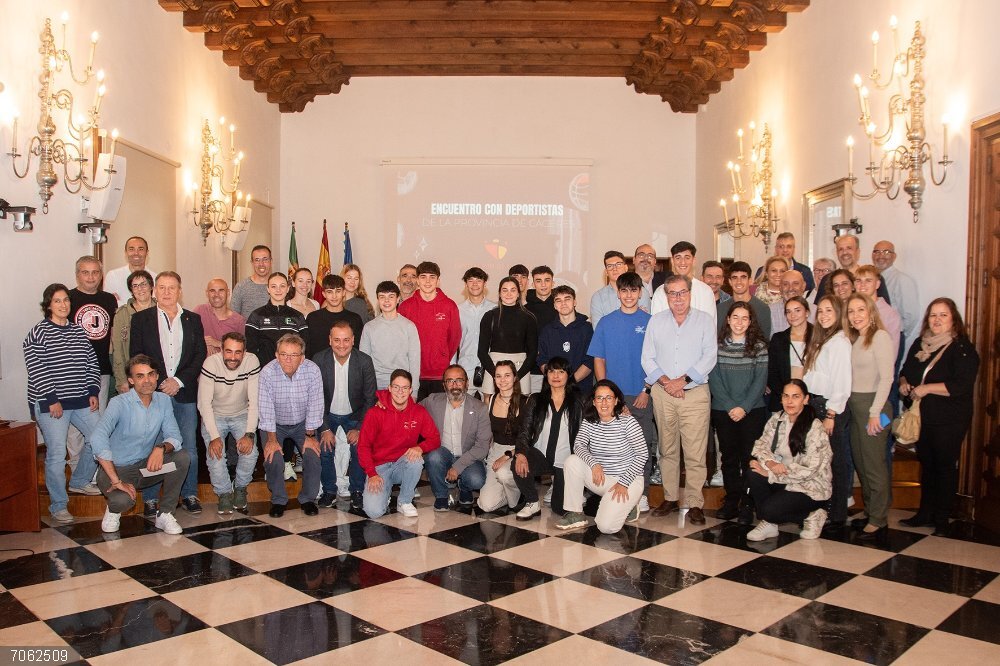 La Diputación de Cáceres avanza en un encuentro con deportistas medidas para volver a ser "referente" en este ámbito Foto de familia del encuentro en la diputación cacereña con deportistas de la provincia.