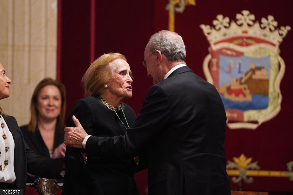 Málaga.- Moreno felicita a Atencia por "merecido" Premio Nacional de las Letras: "El talento andaluz vuelve a brillar" La poeta María Victoria Atencia en una imagen de archivo cuando recibió la Medalla de la Ciudad de Málaga y el nombramiento de Hija Predilecta.