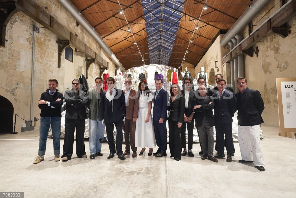 Andalucía lanza su primera línea de ayudas para fomentar la moda, incentivar la creación y el talento de los diseñadores El presidente de la Junta de Andalucía, Juanma Moreno, en la inauguración de la exposición de diseñadores andaluces 'Lux: La moda andaluza en la Cultura del siglo XXI'.