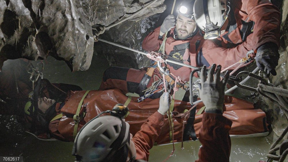 La docuserie de Aragón TV sobre especialistas en montaña de la Guardia Civil muestra la dificultad de rescates en cuevas Un fotograma del episodio de este miércoles.