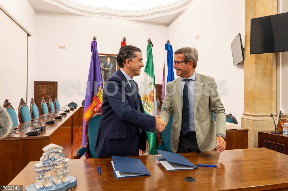 Jaén.-Junta y Ayuntamiento de Baeza promueven un nodo tecnológico para "generar empleo y atraer proyectos digitales" El consejero de Industria, Energía y Minas y presidente de la Agencia Digital de Andalucía (ADA), Jorge Paradela, junto al alcalde de Baeza, Pedro Javier Cabrera, en la firma del protocolo de colaboración.