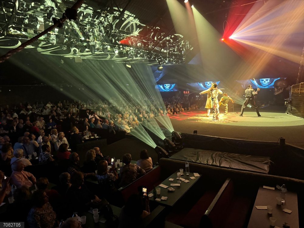 Más de 1.000 personas mayores de asociaciones de Calvià y Andratx asisten al espectáculo Pirates Adventure en Magaluf Más de 1.000 personas mayores asisten al espectáculo gratuito del Pirates Adventure de Magaluf