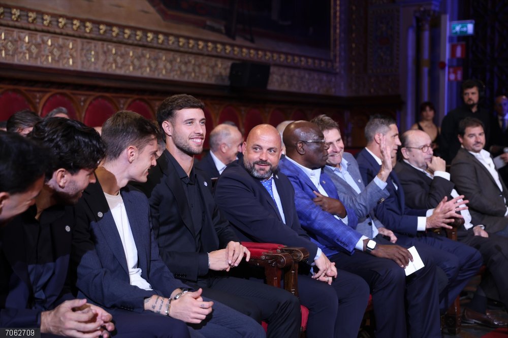 Fútbol.- El RCD Espanyol celebra su 125 aniversario con homenaje a su historia y ambiciosa mirada al futuro Capitanes, entrenador y leyendas del RCD Espanyol en la gala de celebración del 125 aniversario del club