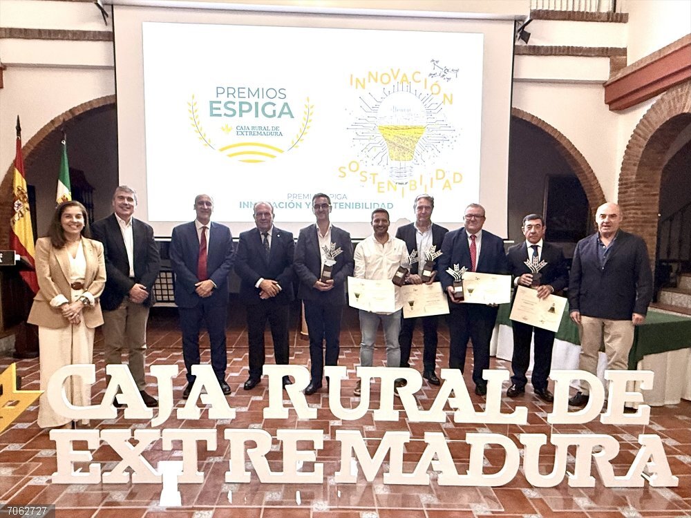 Foto de familia de los galardonados en los II Premios Espiga Innovación y Sostenibilidad de Caja Rural de Extremadura. Foto de familia de los galardonados en los II Premios Espiga Innovación y Sostenibilidad de Caja Rural de Extremadura.